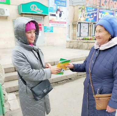 розданы брошюры по популяризации государственных услуг