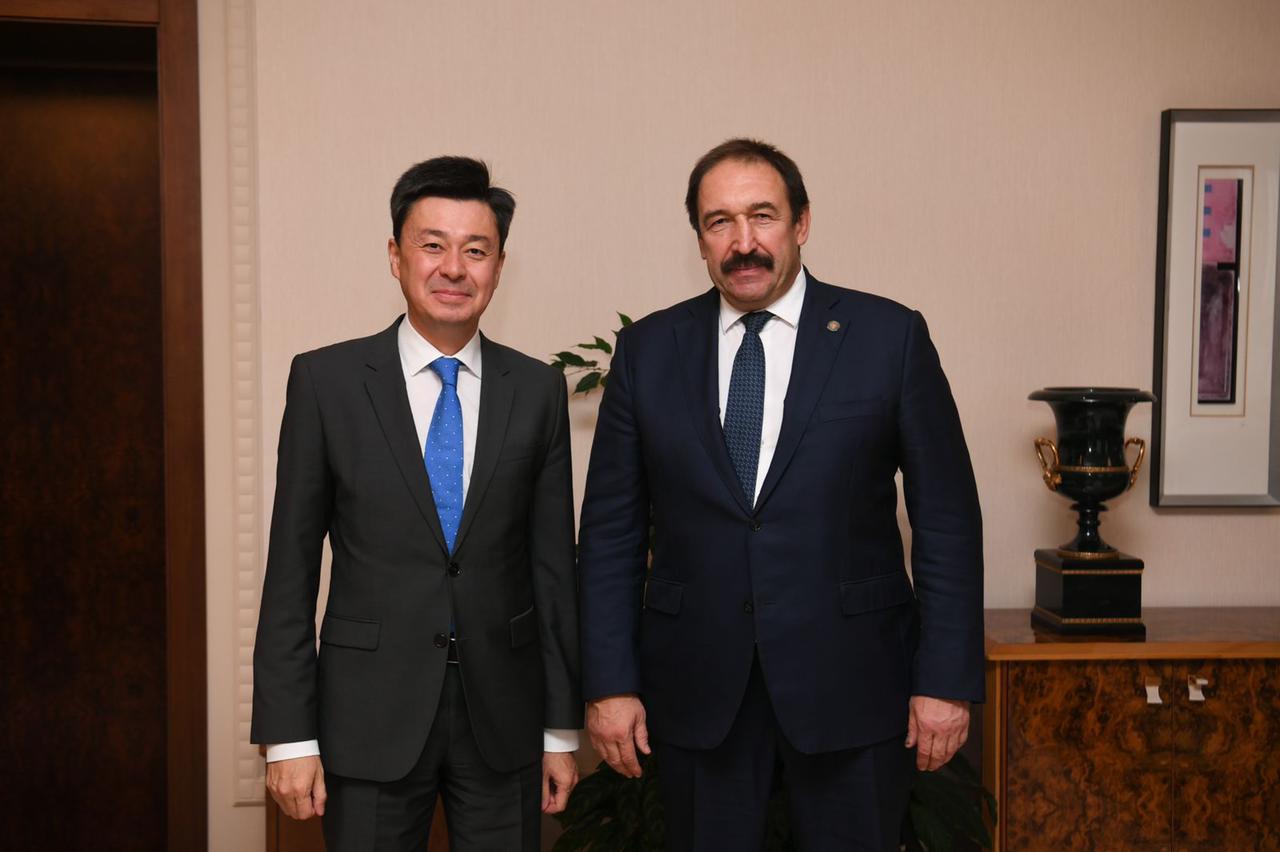 Дәретханада жасырын камера мастурбация