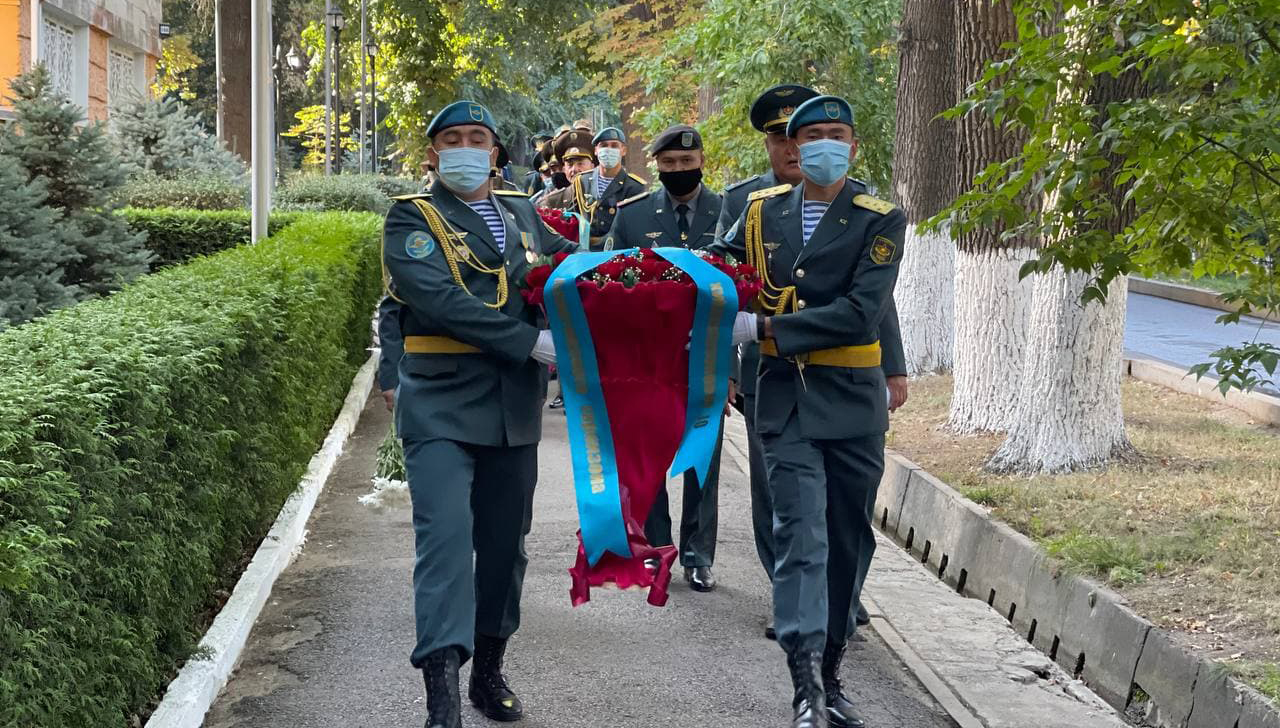 Военнослужащие Алматинского гарнизона почтили память Сагадата Кожахметовича Нурмагамбетова