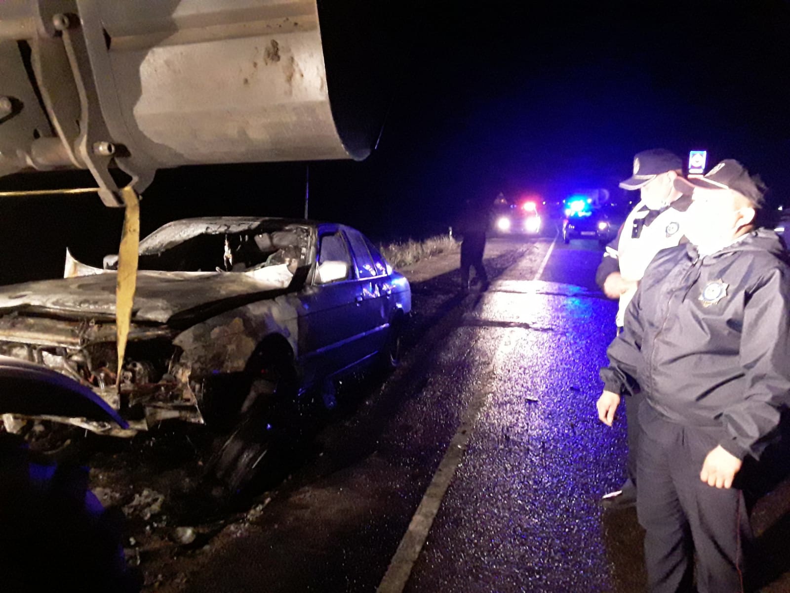 Ол оны кискасына жабыстырады