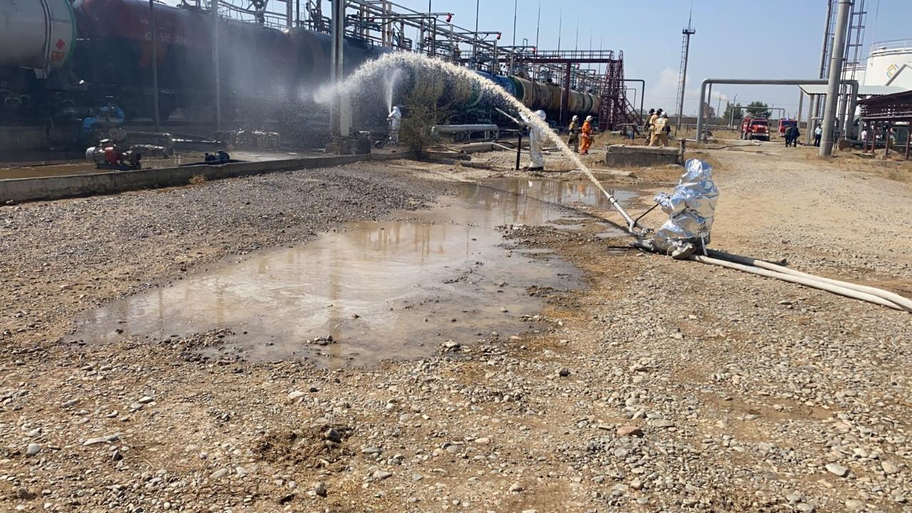 Түркістан облысының өрт сөндірушілері 3,5 тонна бензин құйылған цистерна жарылысының алдын алды
