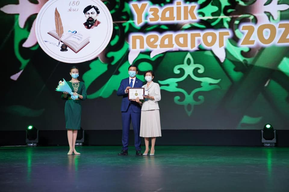 Министр образования и науки Асхат Аймагамбетов поздравил победителей республиканского конкурса "Лучший педагог - 2021"