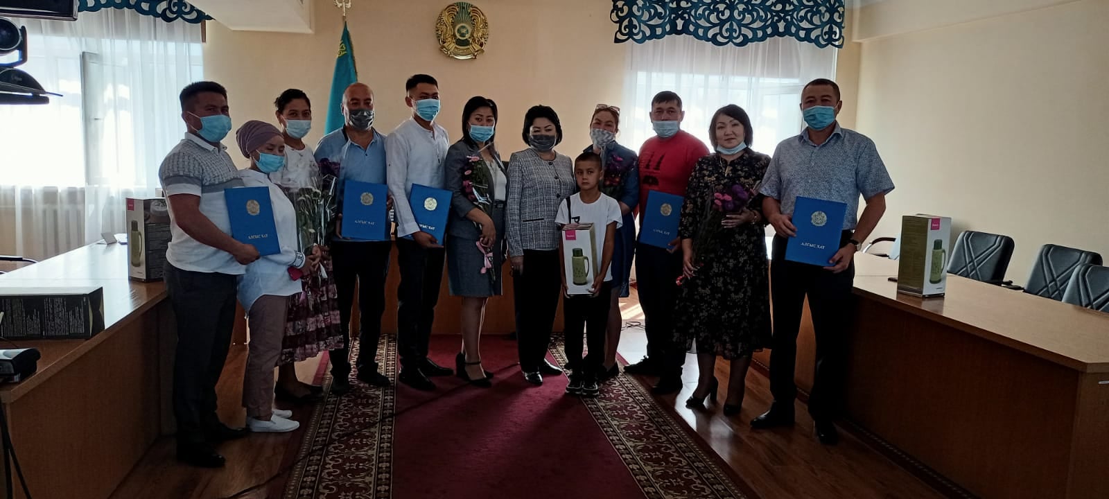 Сегодня в малом зале районного акимата в преддверии празднования ′′ Дня семьи участники конкурса ′′ Веселая семья ′′ награждены благодарственными письмами от акима района и вручены памятные подарки.