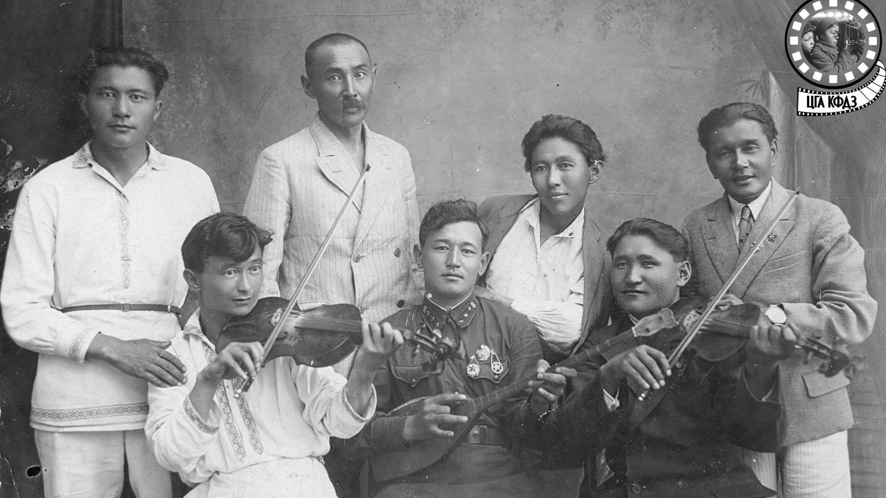 Редкие фотографии и документы Касыма Аманжолова пополнили национальный архивный фонд Казахстана