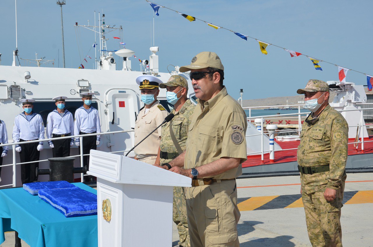 Кораблю «Түркістан» вручили военно-морской флаг