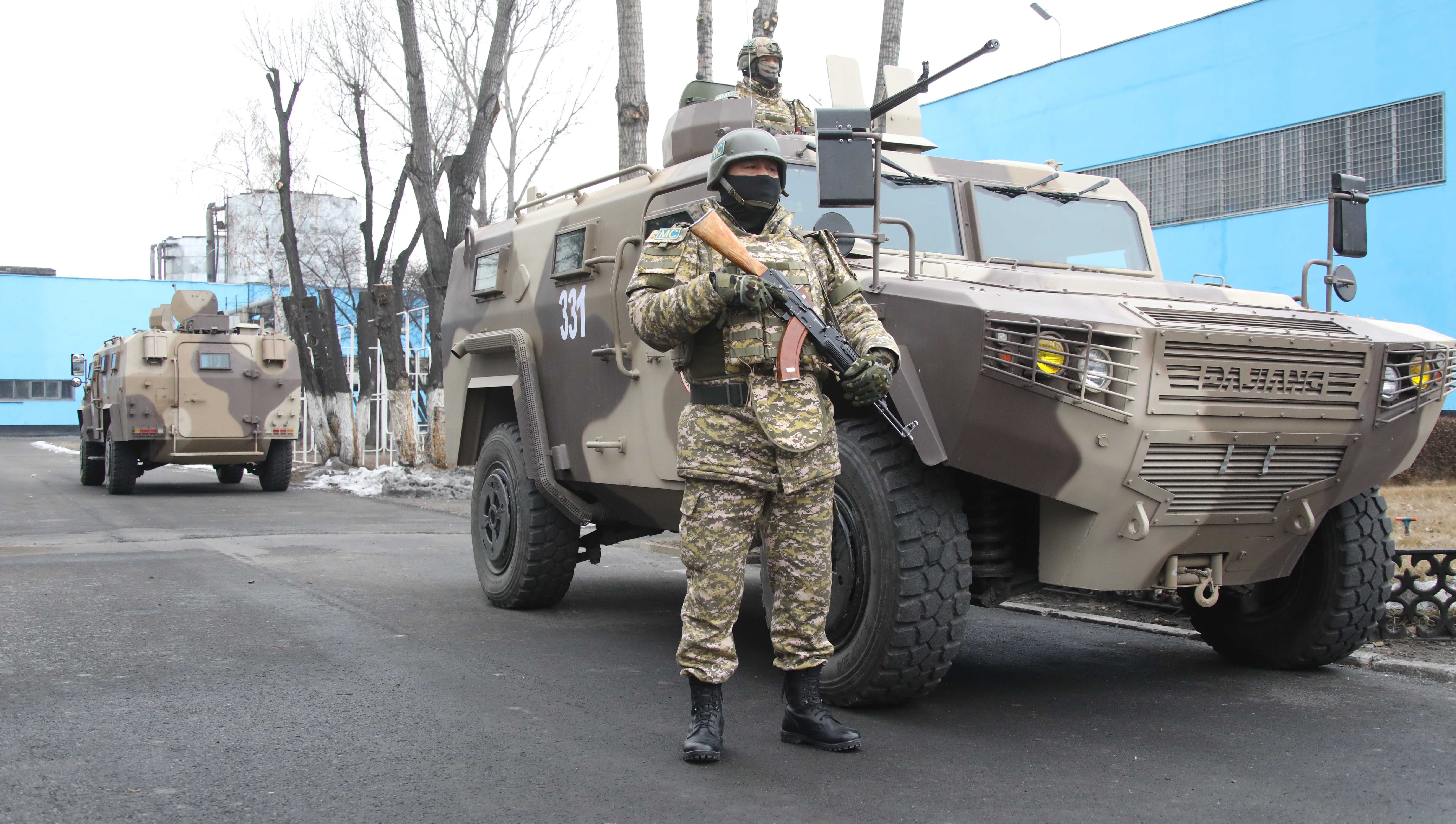 войска одкб в казахстане 2022. аэродром алматы одкб. российские десантники в казахстане. ситуация в казахстане одкб. российские миротворцы в казахстане.