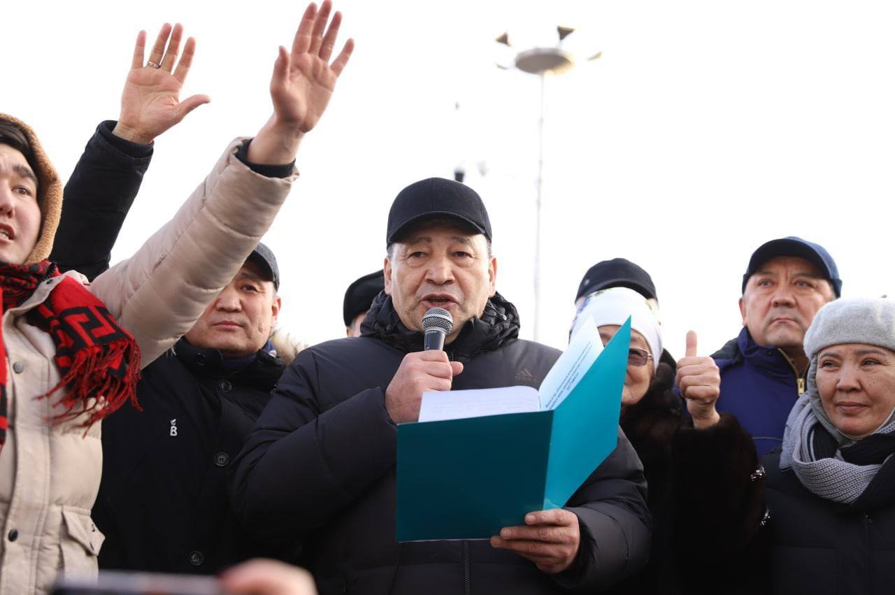 Үкіметтік комиссия Ақтау қаласындағы Ынтымақ алаңына жиналған белсенділермен кездесті