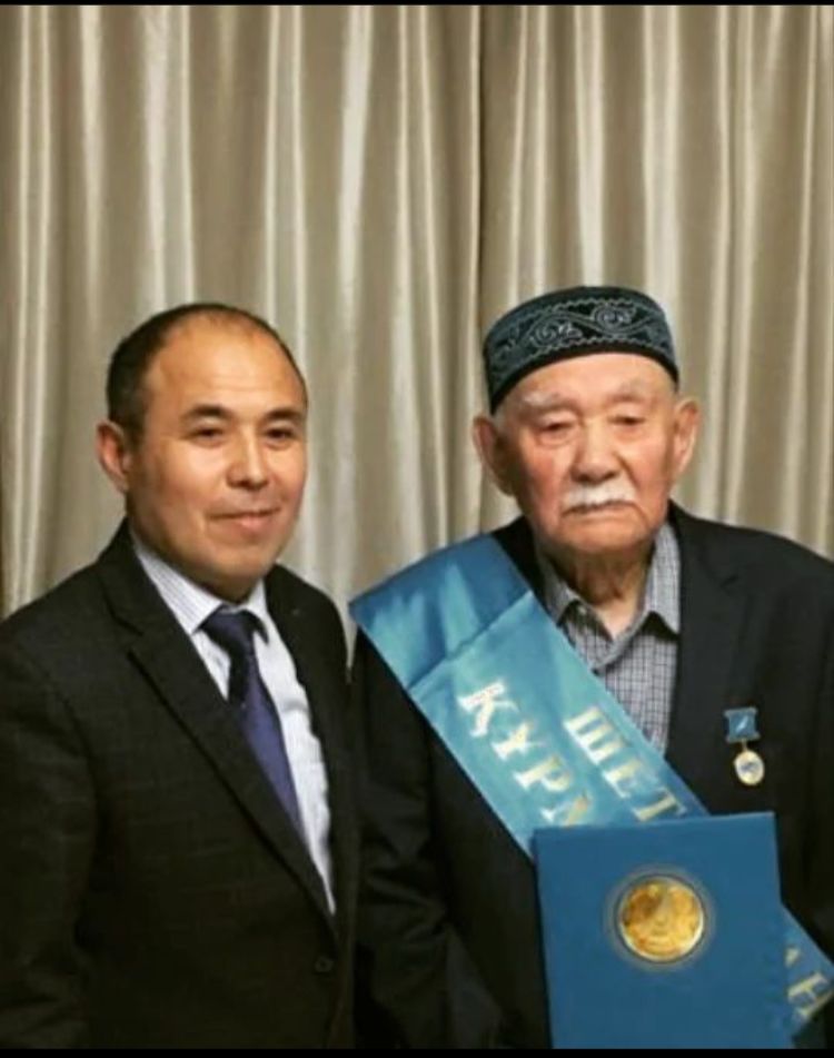 Вчера заместитель акима района М. Жумкин в честь 30-летия Независимости Республики Казахстан вручил Мияшеву Манияту Мияшовичу специальный диплом.