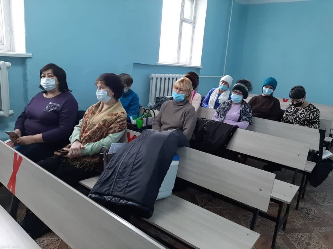 Есiл аудандық санитариялық-эпидемиологиялық бақылау басқармасының бөлiм басшысы Мулкубаева Айгерим коронавирустық инфекцияға қарсы ревакцинация мәселелерi бойынша аудандық аурухананың медицина қызметкерлерiмен семинар өткiздi.