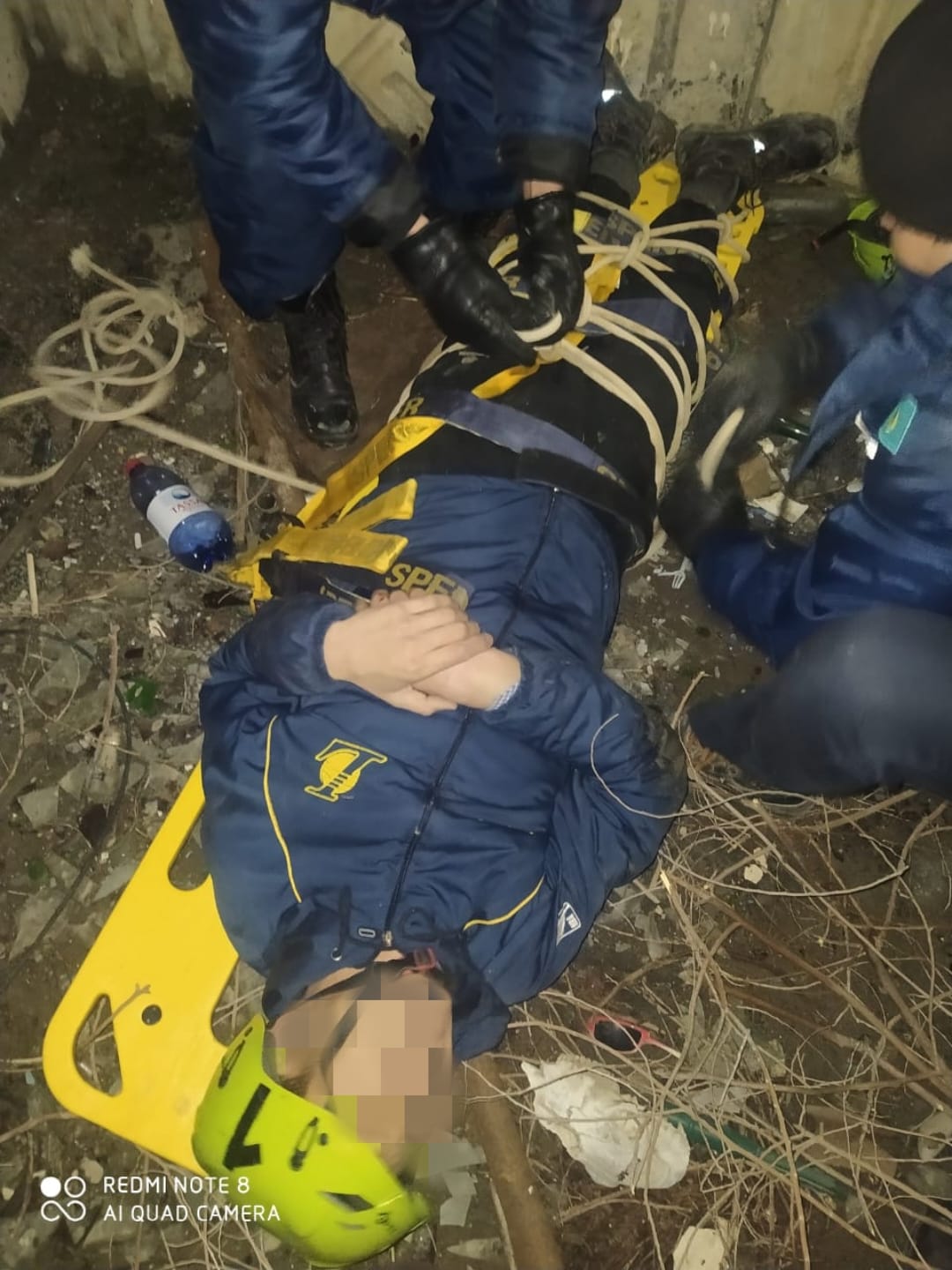 Спасатели провели аварийно-спасательные работы по спуску мужчины, повисшегося на козырьке 2-го этажа