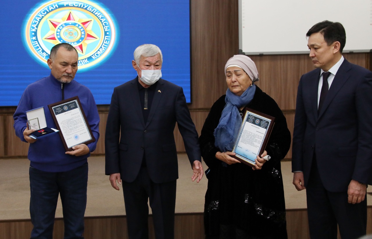 Бердибек Сапарбаев вручил орден «Айбын» родителям Дастана Адильбая