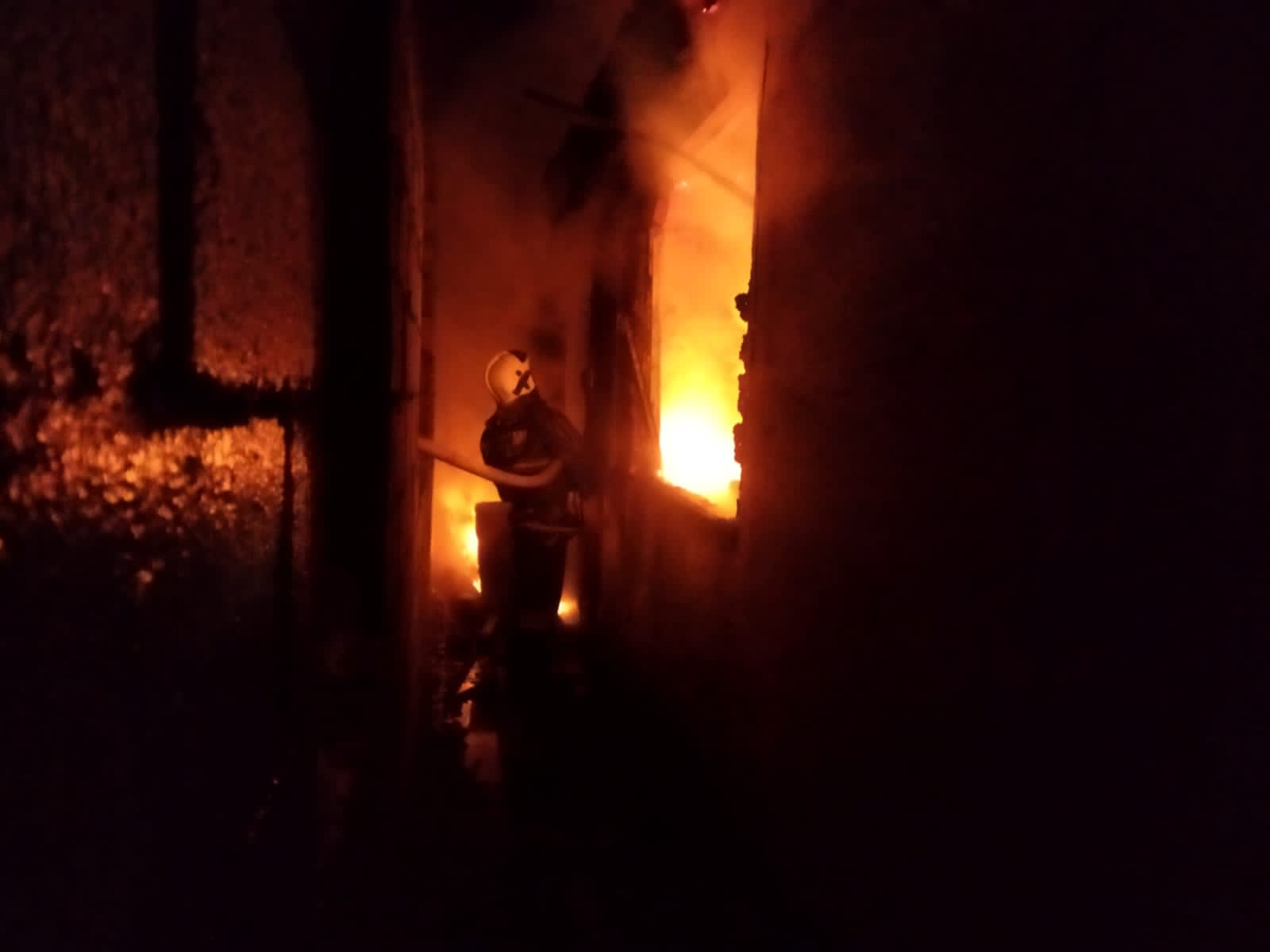 ШҚО өрт сөндірушілері бір тәулік ішінде 3 тұрғын үй мен екі гараждағы өртті сөндірді