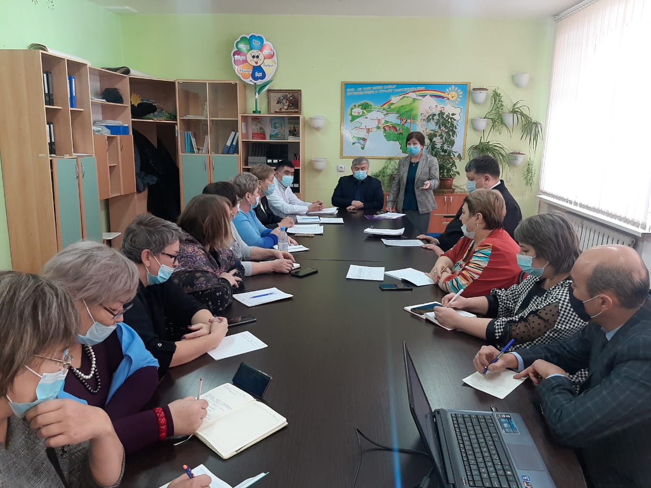 Бүгiн Есiл ауданы әкiмiнiң орынбасары Н.Саматов, аудандық аурухананың бас дәрiгерi Е.Жаркенов, санитарлық-эпидемиологиялық бақылау бөлiмiнiң басшысы Т. Мұхаметова және бiлiм бөлiмiнiң басшысы Н. Полюх мектеп мұғалiмдерiмен эпидемиологиялық жағдай, вакцинация және ревакцинация мәселелерi бойынша кездесу өткiздi.