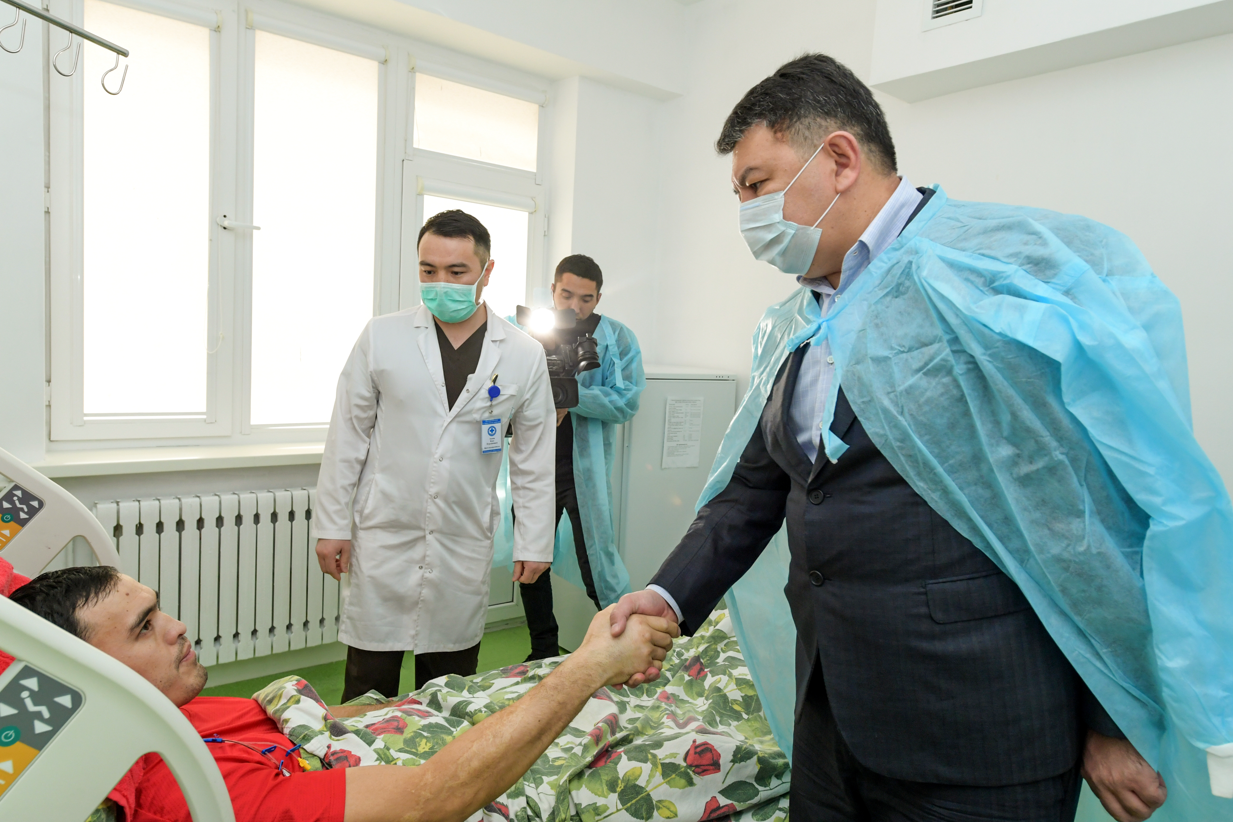 Канат Бозумбаев навестил пострадавших  во время массовых беспорядков