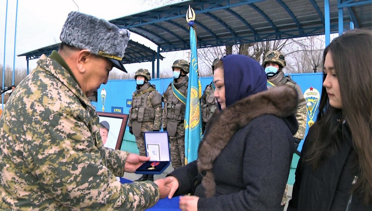 Семье погибшего офицера Вооруженных Сил Сандибека Хаирова  передали награду