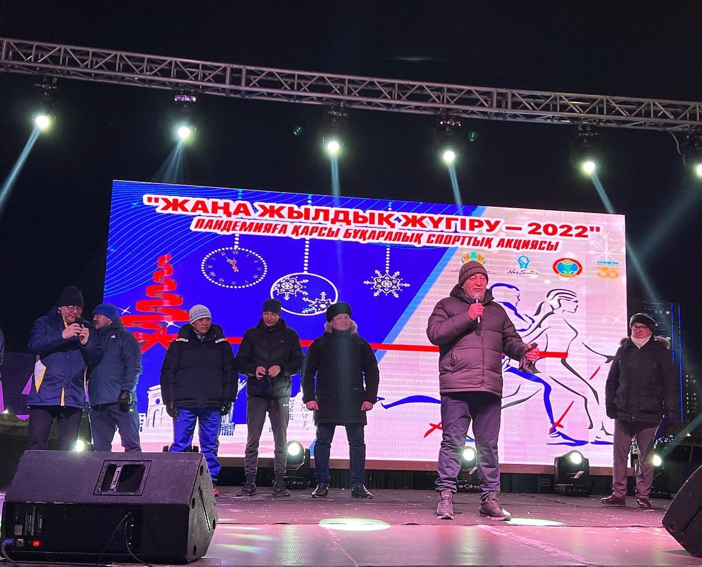 Казахстанцы встретили Новый год массовыми забегами