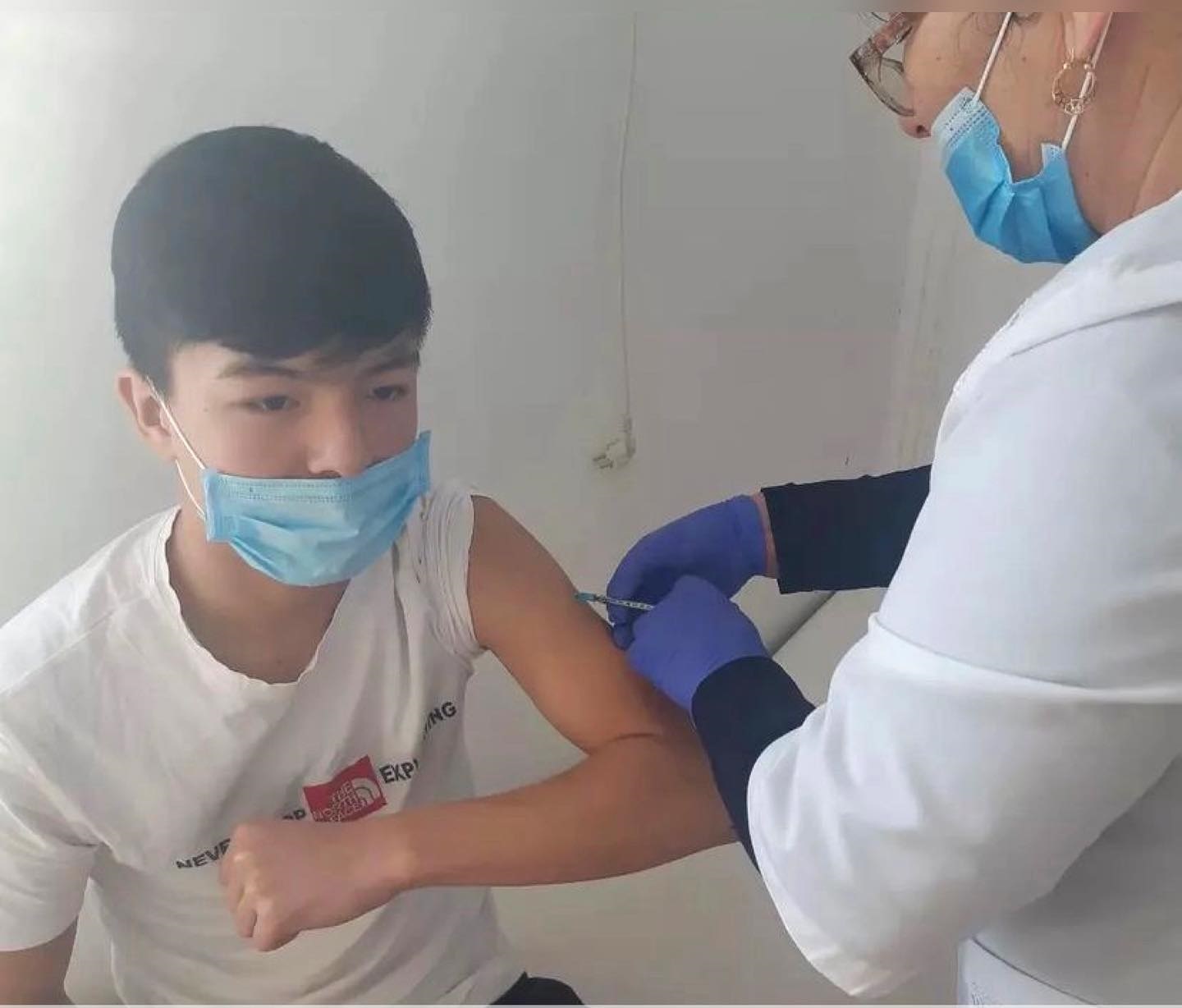Школьники получают вакцину против короновирусной инфекции