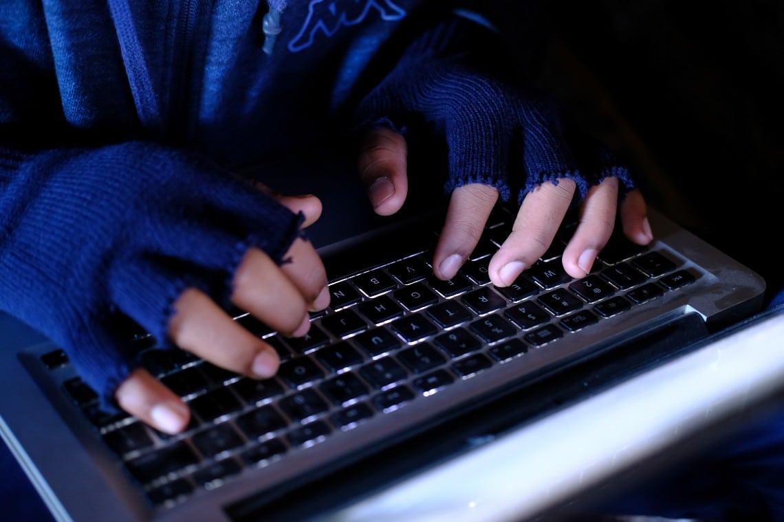 Компьютерный злоумышленник. Hand hack. Hand hack. Клавиатура хакера. Hand hack.