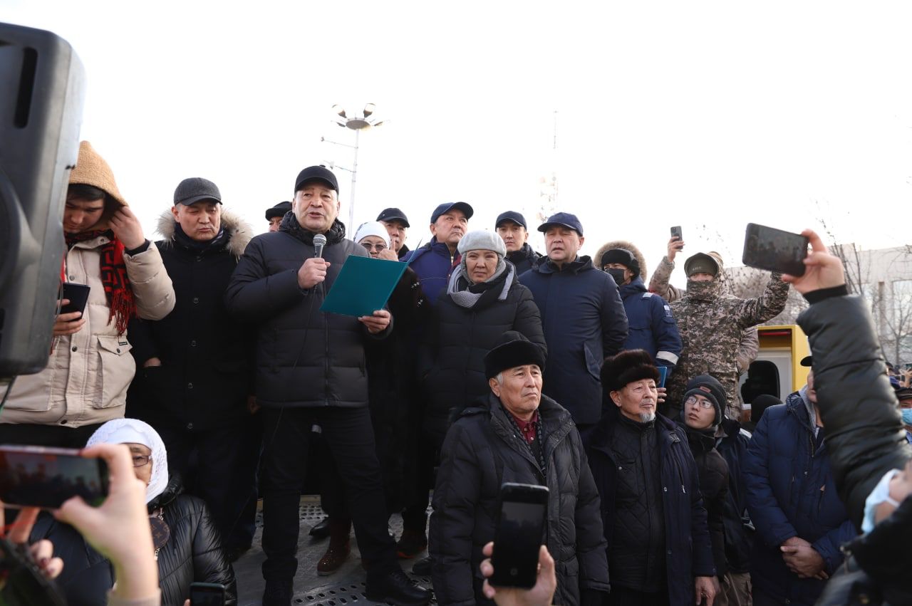 Правительственная комиссия встретилась с активистами, собравшихся на площади Ынтымак в городе Актау