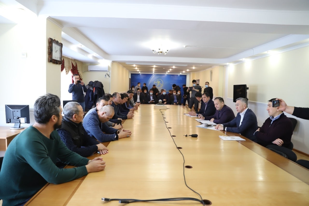 Члены правительственной комиссии ведут переговоры с инициативной группой активистов в Мангистау