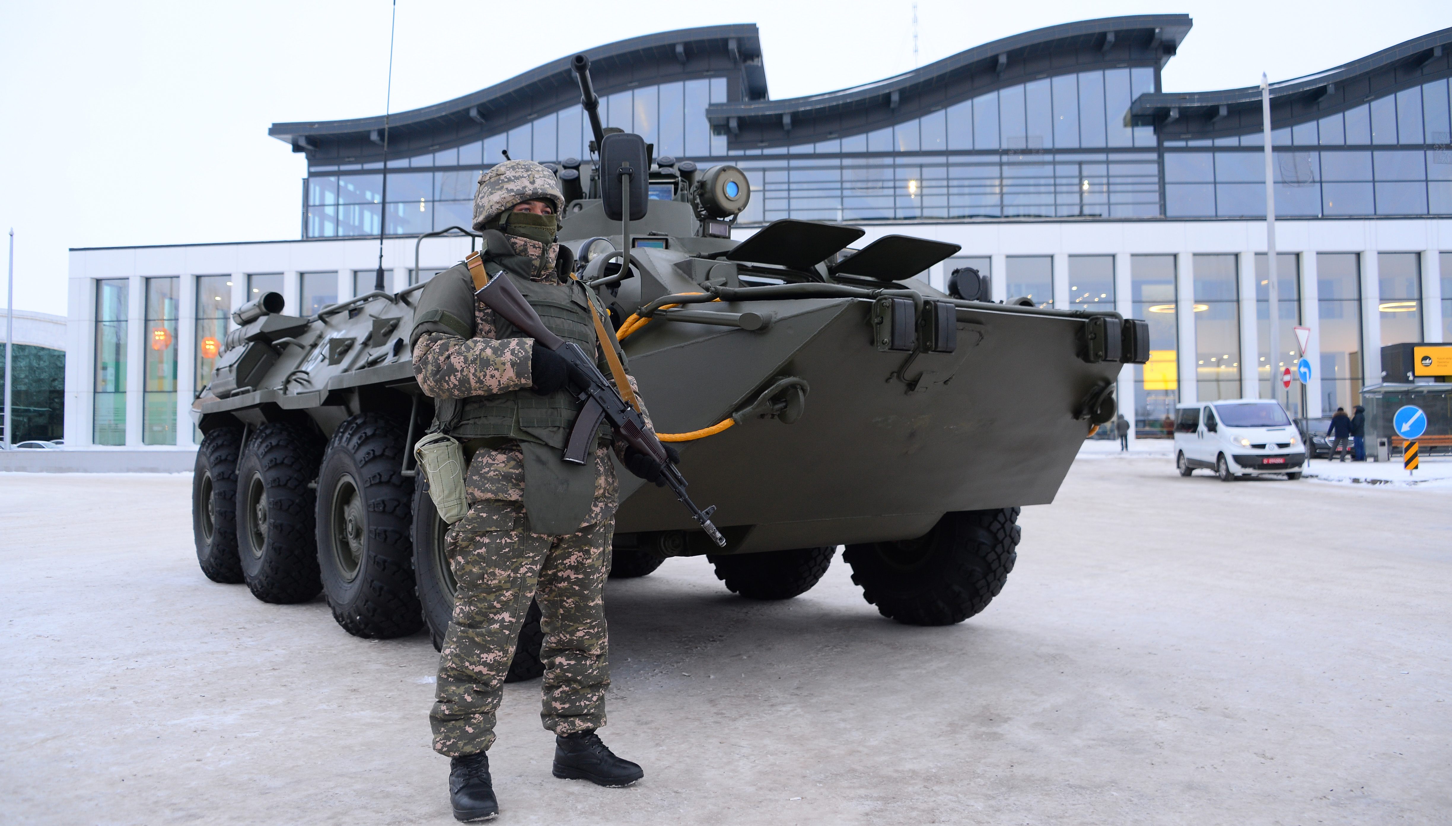 С первого дня объявления Президентом чрезвычайного положения в стране для обеспечения его режима действуют подразделения Министерства обороны