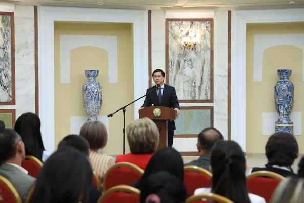 Асхат Аймагамбетов провел отчетную встречу с жителями города Алматы