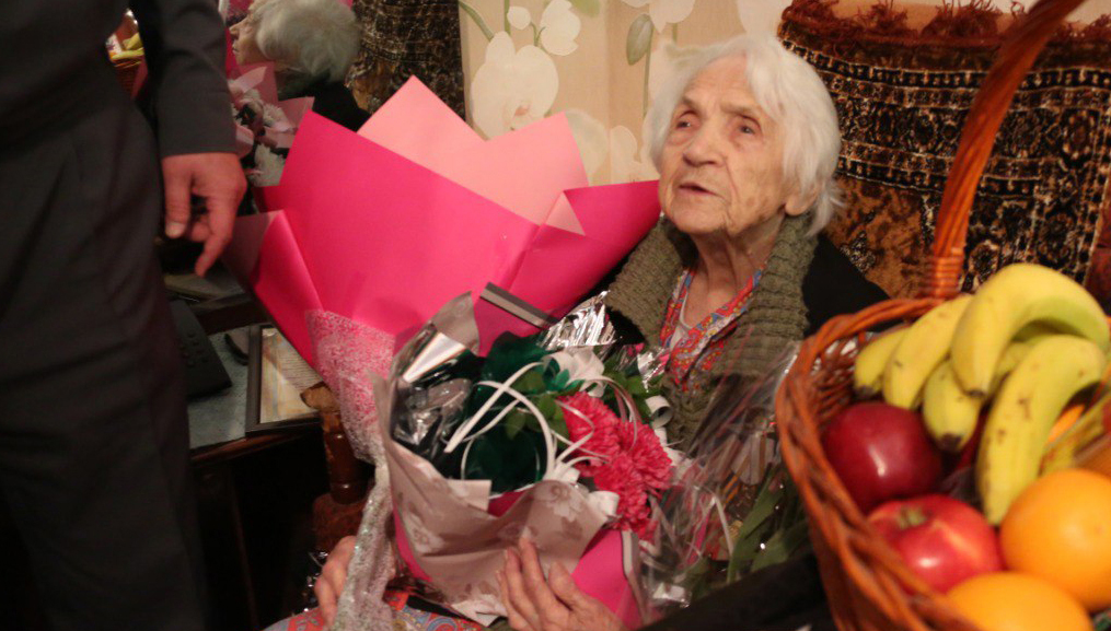 В Алматы поздравили ветерана войны с вековым юбилеем