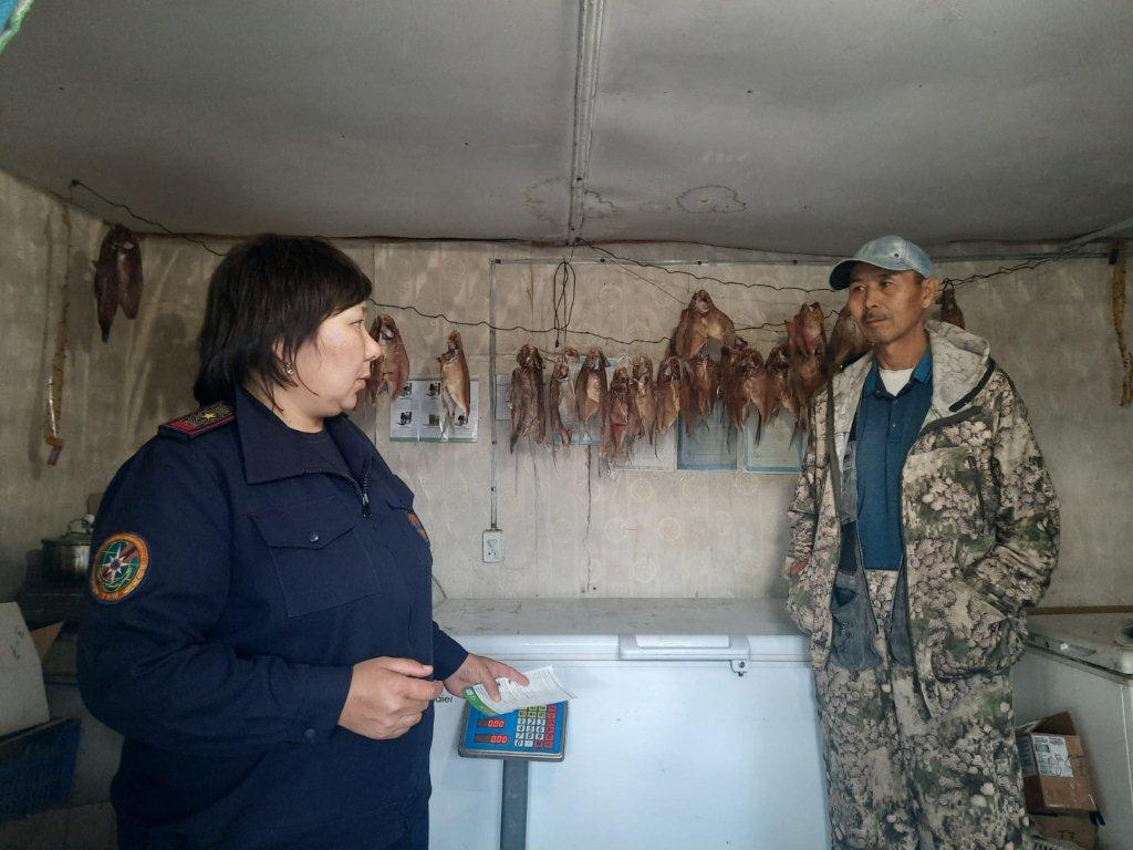 Русский порно видео: ұйықтап жатқан әйелге жұлқылау