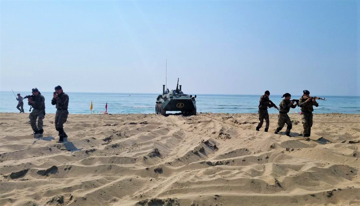 Әйелдердің жалаң аяқтары бөлек