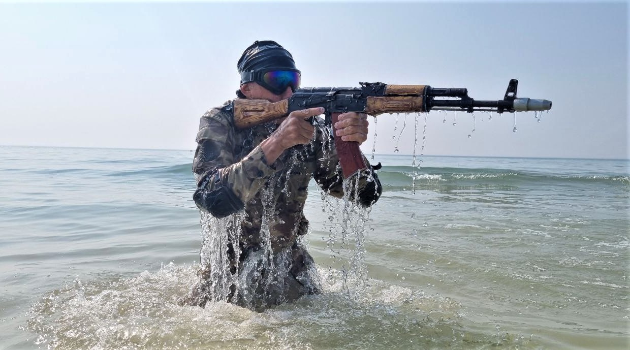 Үлкен мүшесі кішкентай тесікке кіреді