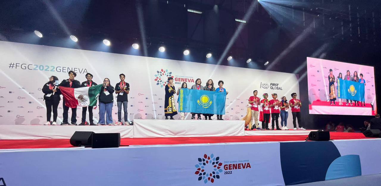 Казахстанские школьники одержали победу и установили рекорд на Всемирных соревнованиях FIRST GLOBAL CHALLENGE по робототехнике в Женеве.  Асхат Аймагамбетов поздравил их по телефону.