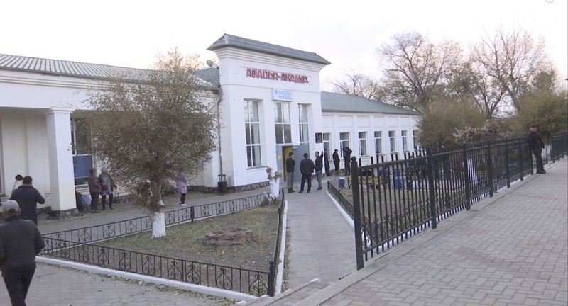 Бисексуалды жұп порно Колготкидегі аяқты иіскеу