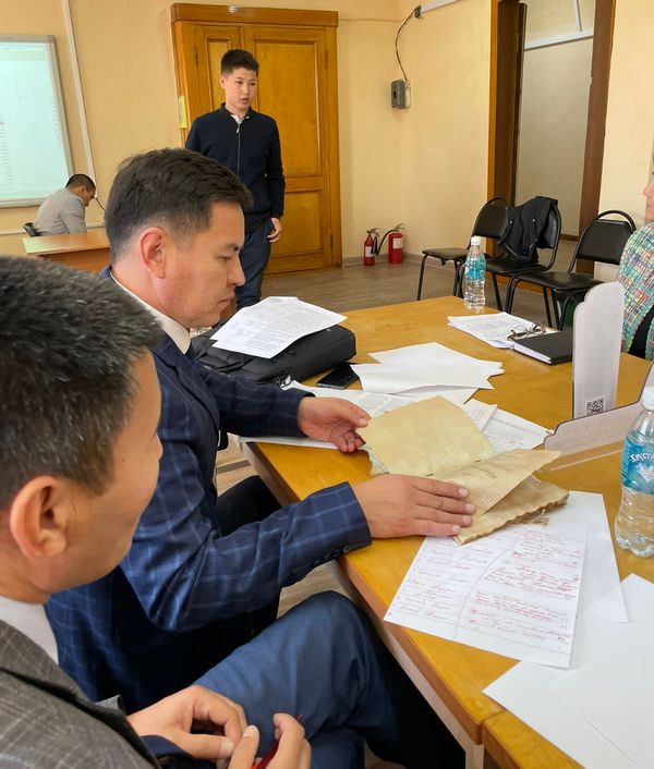 Таза ауада писки жалап, темекі тартады.