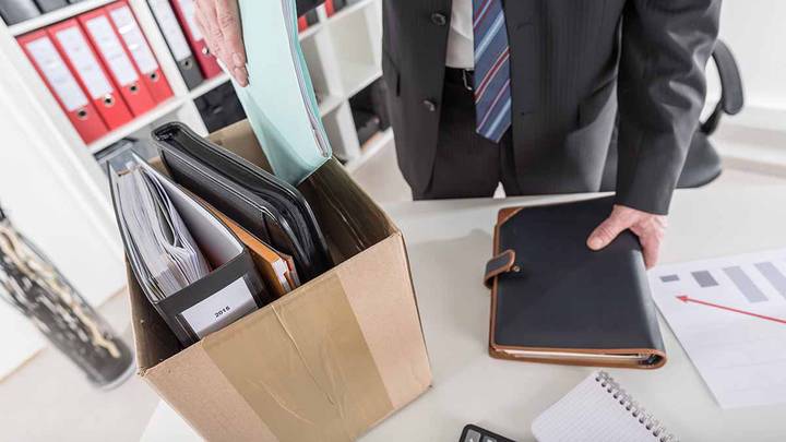 Әйелдің төменгі юбкасының төменнен түсірілген суреті.