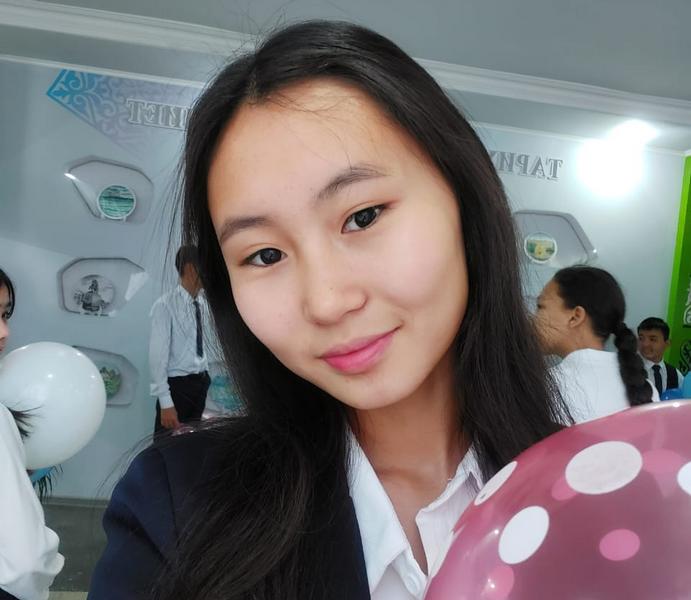 Дәрігердің қарауындағы жалаңаш қыздар және олардың суреттері