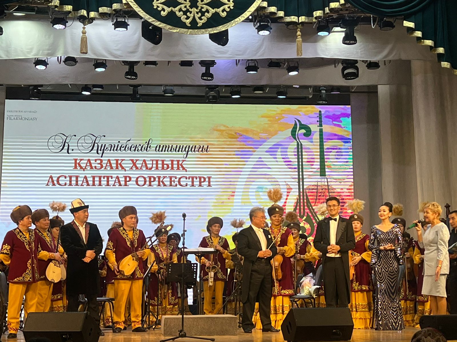 Мөлдір трусики киген жалаңаш қыздар Пикапшылар Эдик пен Эрик әйелдерді алдап жыныстық қатынасқа түсірген.