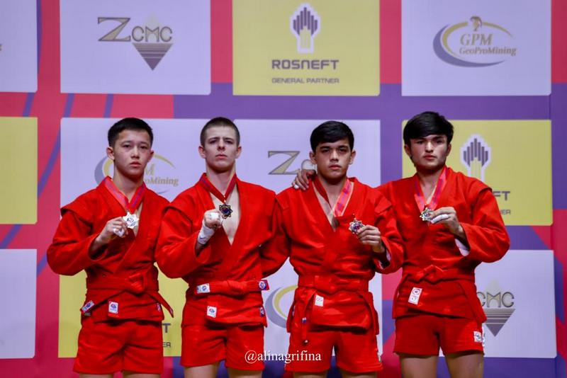 Жігіттер спортпен айналысады