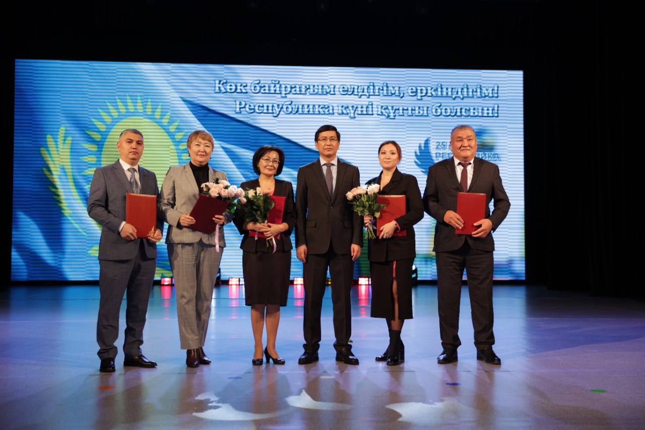 Асхат Аймагамбетов вручил государственные и ведомственные награды ко Дню Республики работникам сферы образования