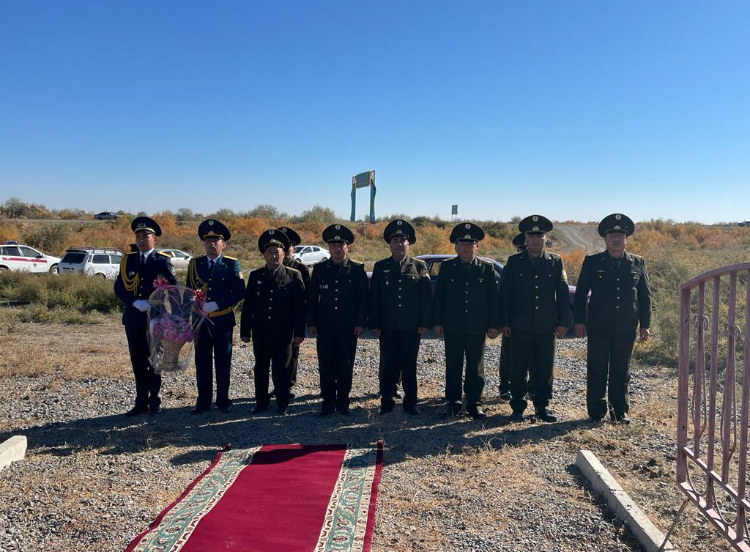 Гүл шоқтарын қойды