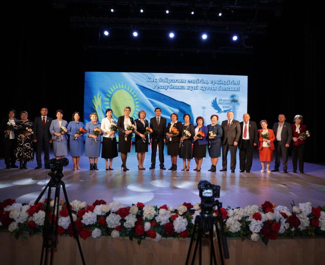 Накануне Дня Республики Асхат Аймагамбетов вручил государственные и ведомственные награды работникам сферы образования