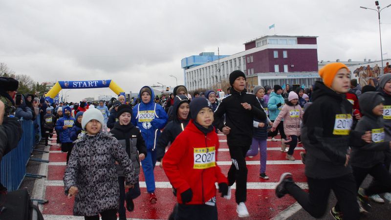 По Караганде бегом: Более трёх тысяч человек приняли участие в полумарафоне Armanǵa jol – 2022