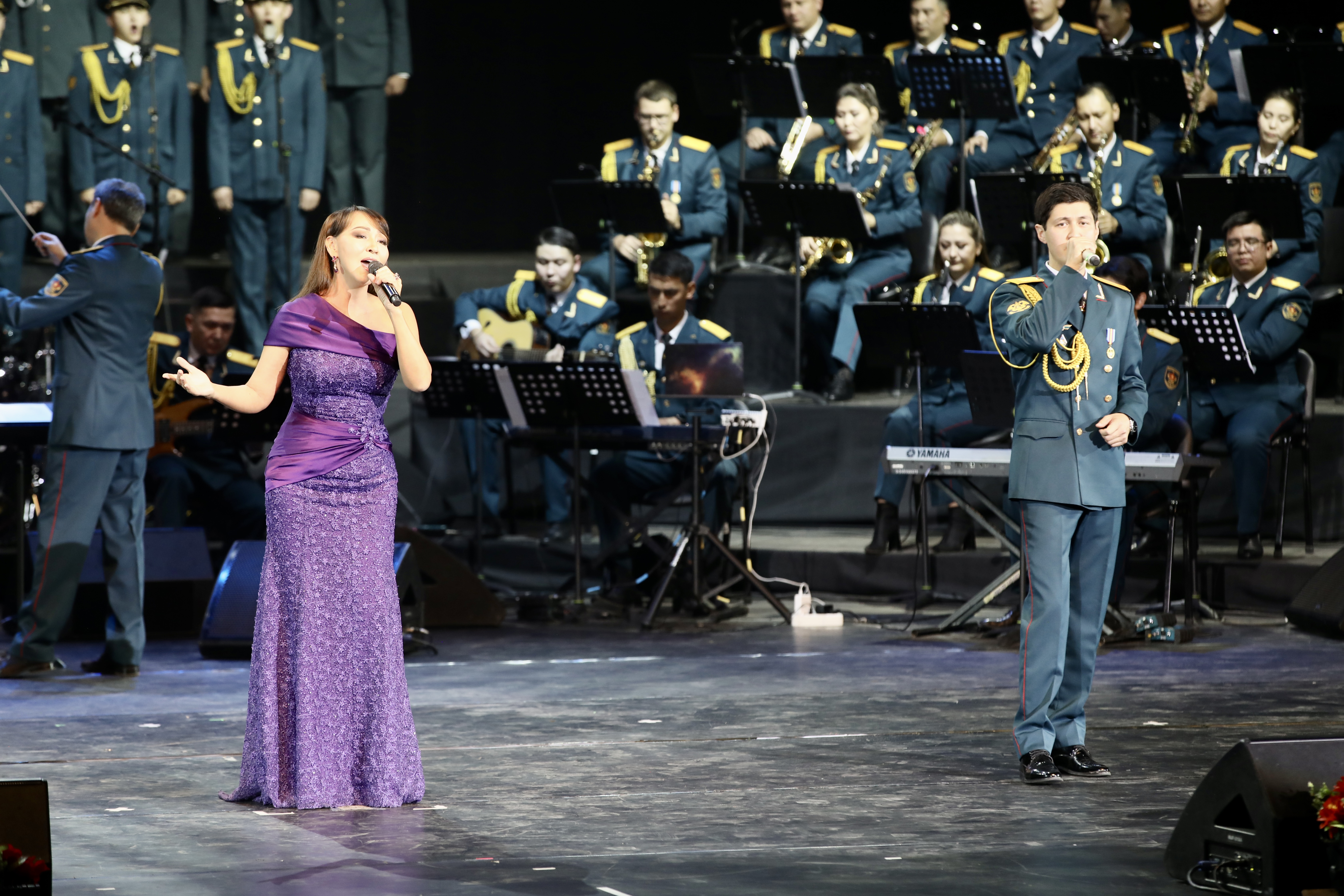 Военные выступили с праздничным концертом во Дворце Республики