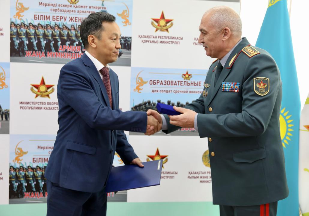 Көпшіліктен сперманы сорып, жұтады