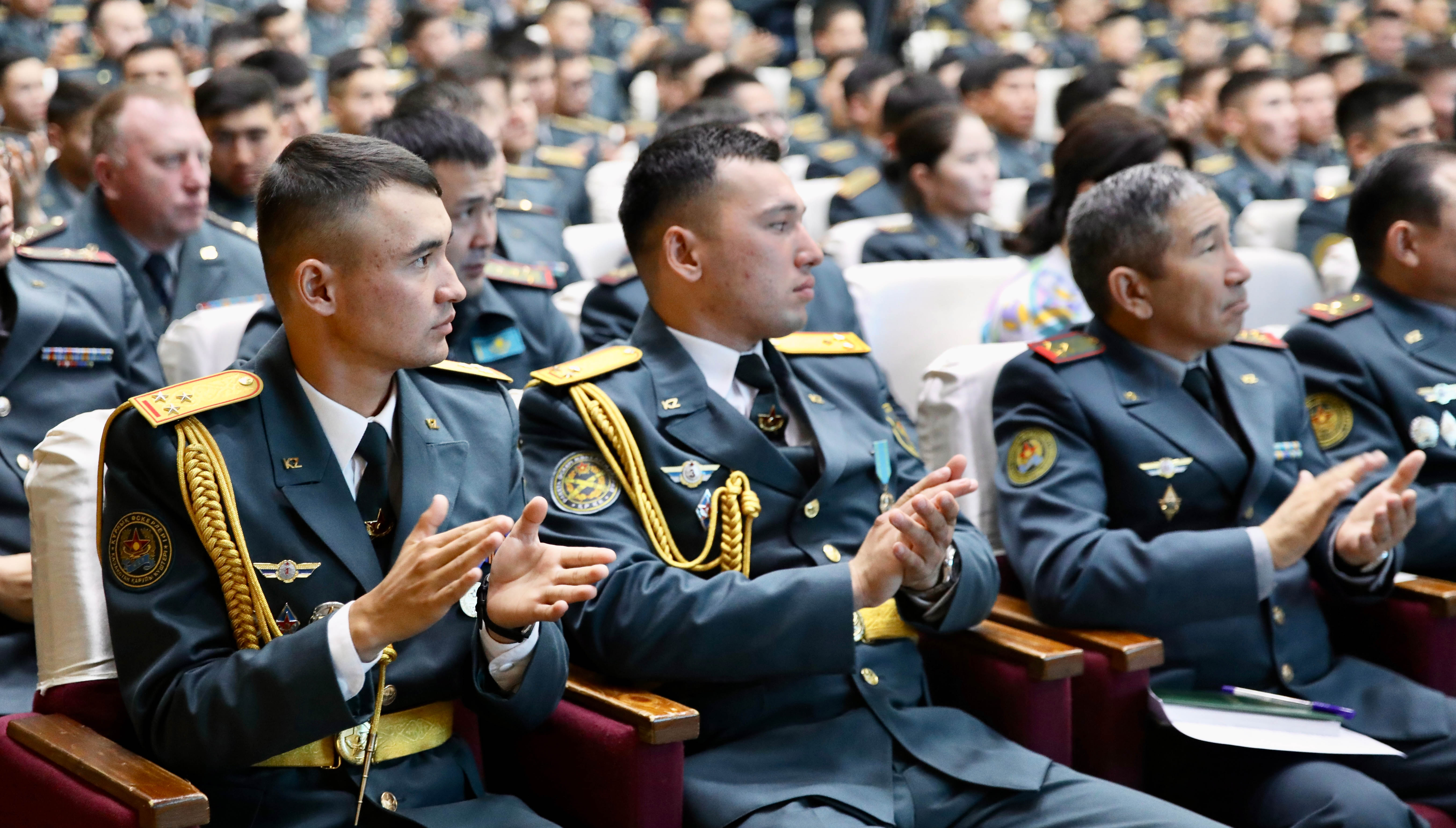 Министр обороны встретился с курсантами и выпускниками военного вуза