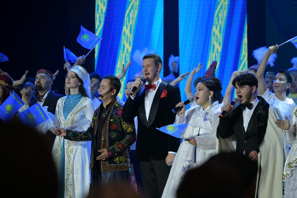 Представители разных национальностей сыграли на казахских национальных инструментах