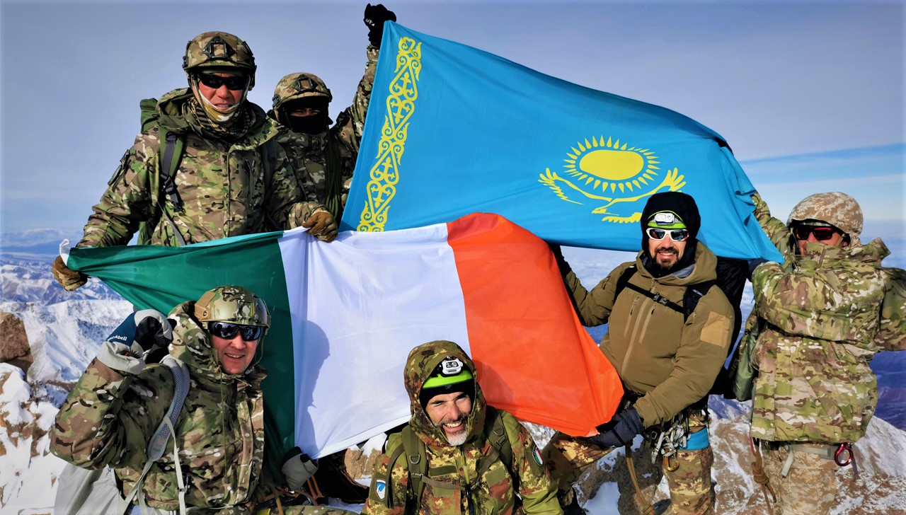 Казахстанские и итальянские военные альпинисты покорили пик Нурсултан