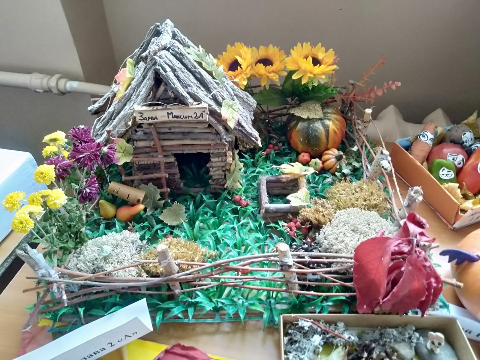 Үлкен есектері бар жетілген әйелдер дәретханада мастурбация жасайды