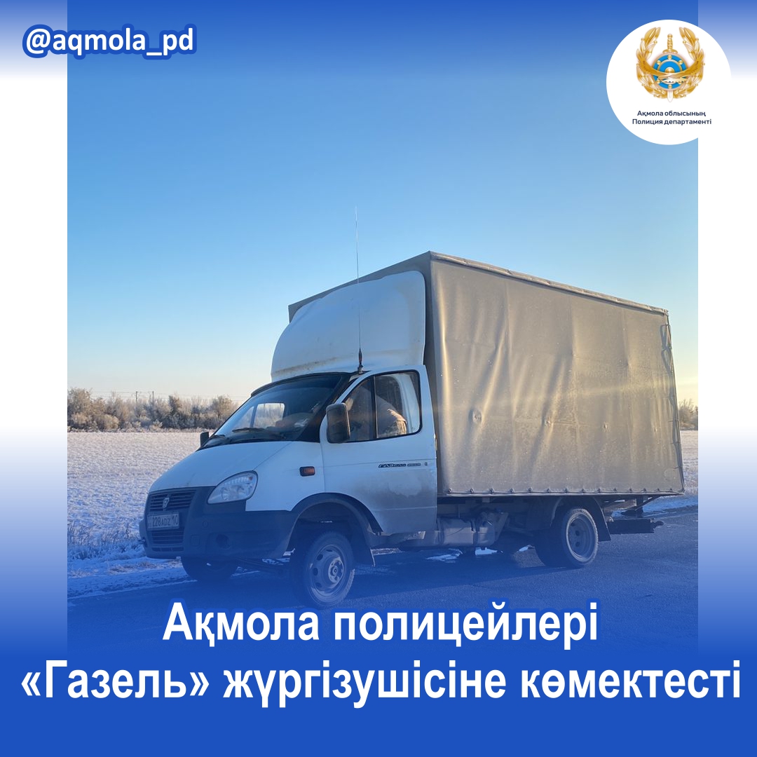 Жалаңаш қыздардың жұмыс үстеліндегі суреттері