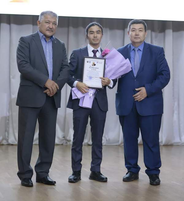 Қара адам жапондық әйелді есекке сипатқа алады.