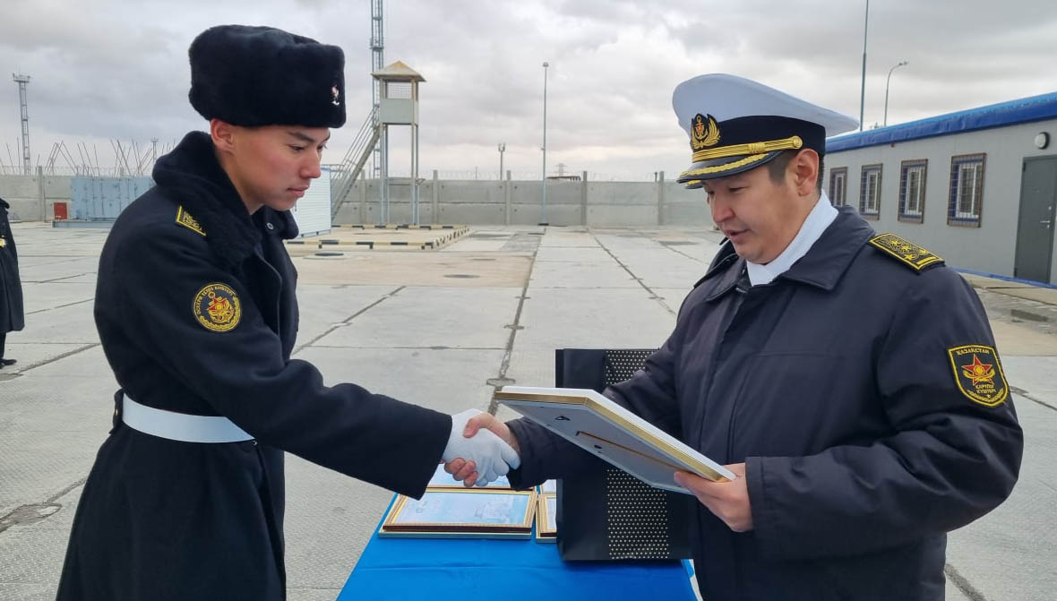 In the Aktau garrison, the farewell to the retired servicemen took place